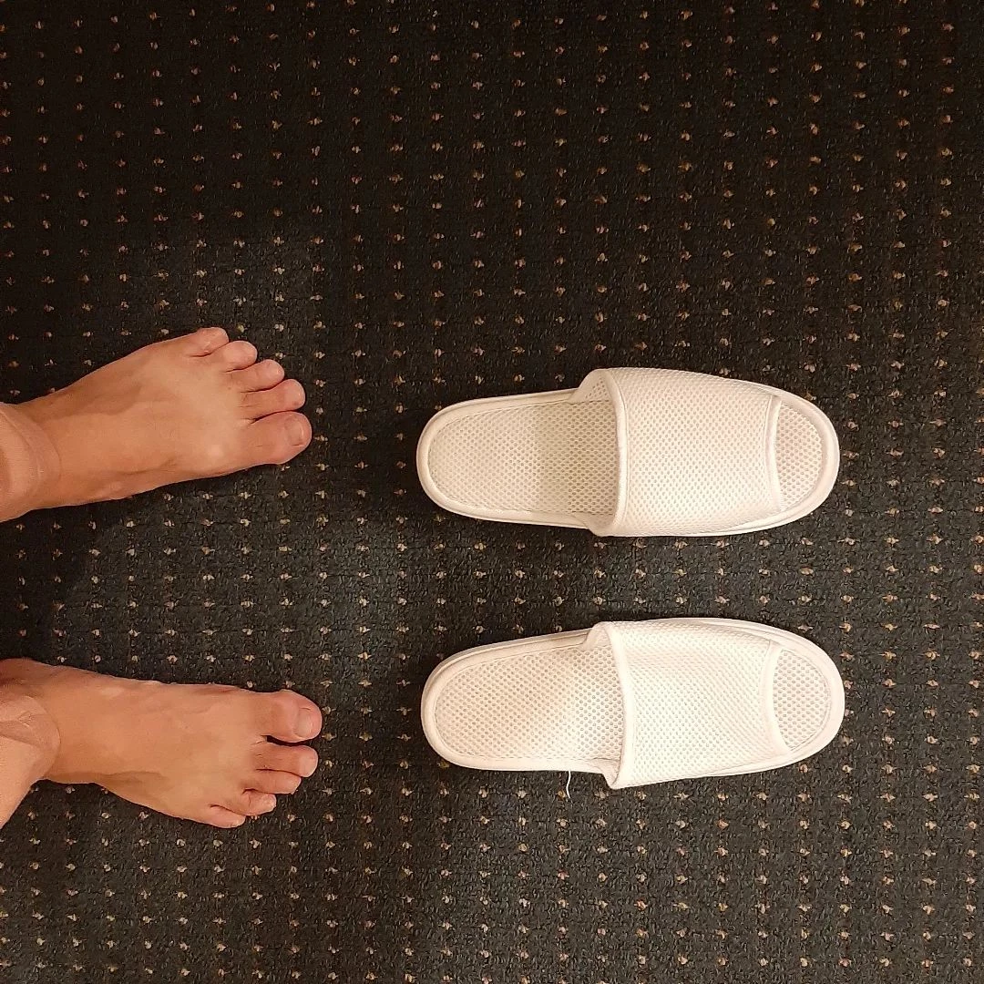 ホテル来たらいつも思うのが、室内スリッパ右左どっちやねん‼️